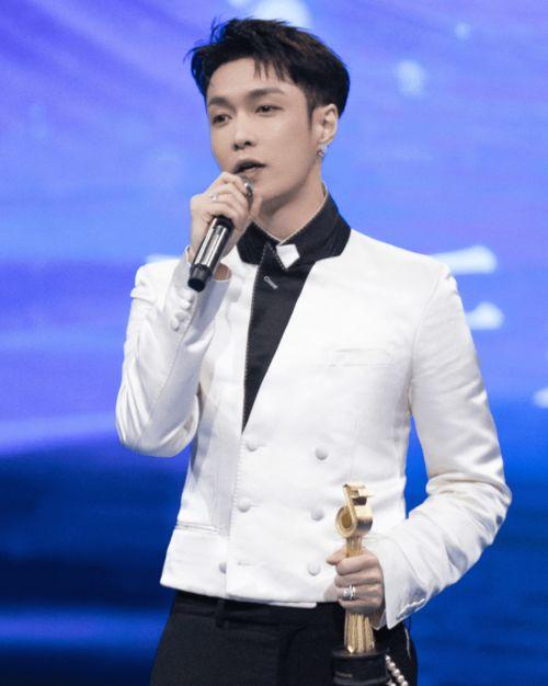 娱乐圈吃瓜张艺兴,多面艺人，争议与成长  第2张