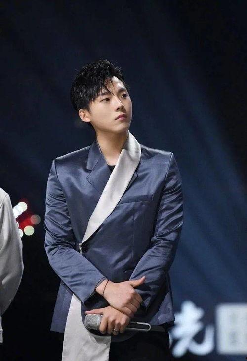 娱乐吃瓜社黄子韬,娱乐圈的“吃瓜”焦点，揭秘他的星途历程  第2张