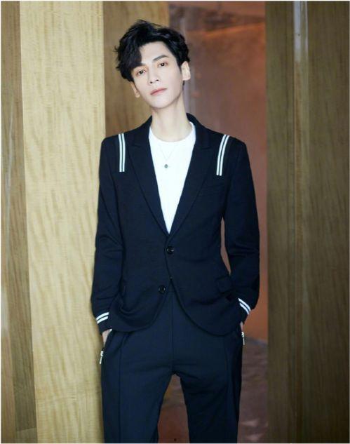 娱乐圈吃瓜罗云熙,娱乐圈的清流,从默默无闻到璀璨星辰 第1张 娱乐圈吃瓜罗云熙,娱乐圈的清流,从默默无闻到璀璨星辰 第1张