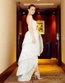 娱乐吃瓜酱红色高跟鞋,娱乐吃瓜酱带你揭秘时尚与娱乐的跨界传奇  第3张