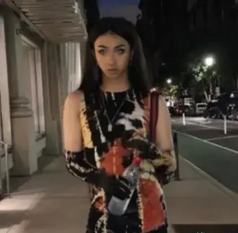 娱乐八卦吃瓜少女图片,揭秘“吃瓜少女”背后的娱乐八卦风云  第2张