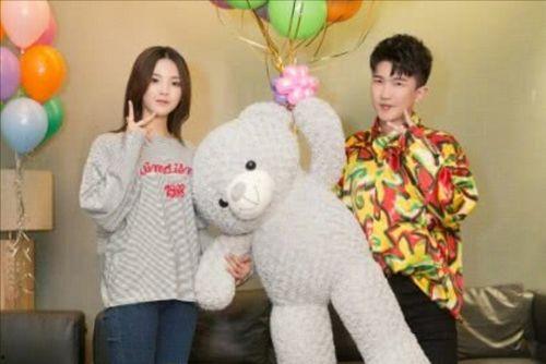 专业吃瓜娱乐圈的瓜瓜,揭秘明星背后的那些事儿  第2张