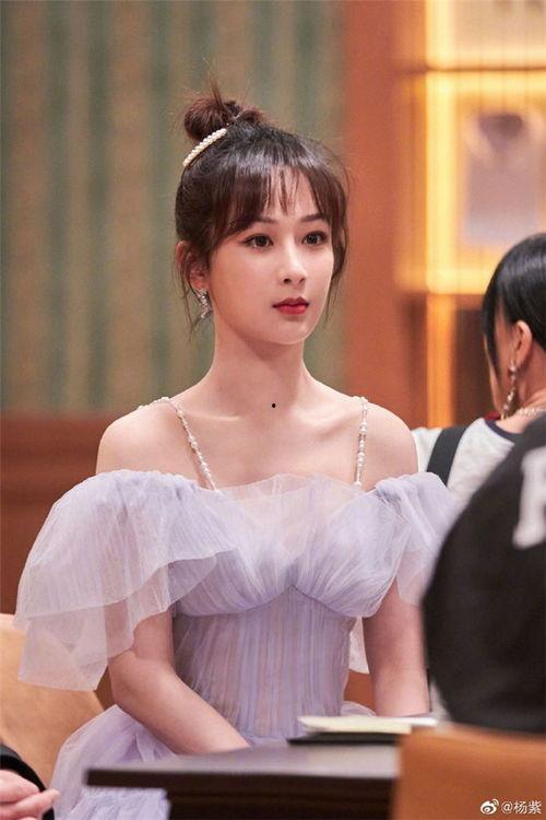 娱乐吃瓜直播杨紫是谁,娱乐吃瓜直播界的璀璨明星  第1张