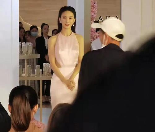 娱乐圈吃瓜爆料有孩子,明星夫妻喜得贵子,甜蜜晒娃引网友热议 第2张 娱乐圈吃瓜爆料有孩子,明星夫妻喜得贵子,甜蜜晒娃引网友热议 第2张