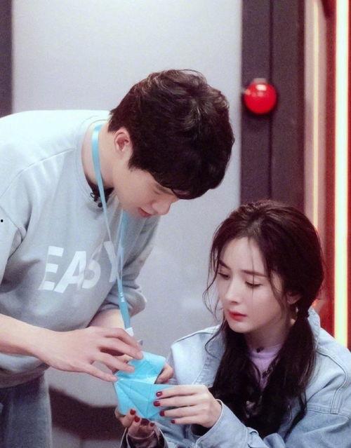 两个人吃瓜的娱乐,揭秘两位吃瓜群众的欢乐时光 第3张 两个人吃瓜的娱乐,揭秘两位吃瓜群众的欢乐时光 第3张