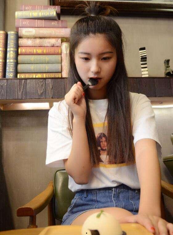 娱乐吃瓜小妹子是谁啊,她是如何成为网络红人的? 第3张 娱乐吃瓜小妹子是谁啊,她是如何成为网络红人的? 第3张